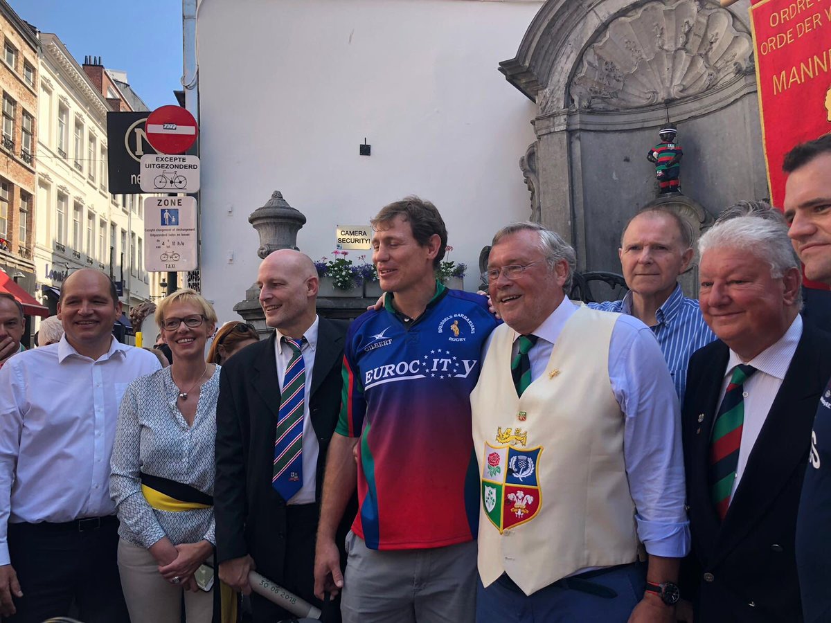 flynn_val's tweet photo. ‘Remise officielle’ du costume du @rugbybrussels à #mannekenpis @PhilippeClose mayor of #Brussels. Celebrating 50 years of #rugby @nealerichmond @DavidTaylorNZ @AngusLapsleyFCO @EPRUI1 @HumeBrophy @derekvaughan https://t.co/hJJgSNyHTf