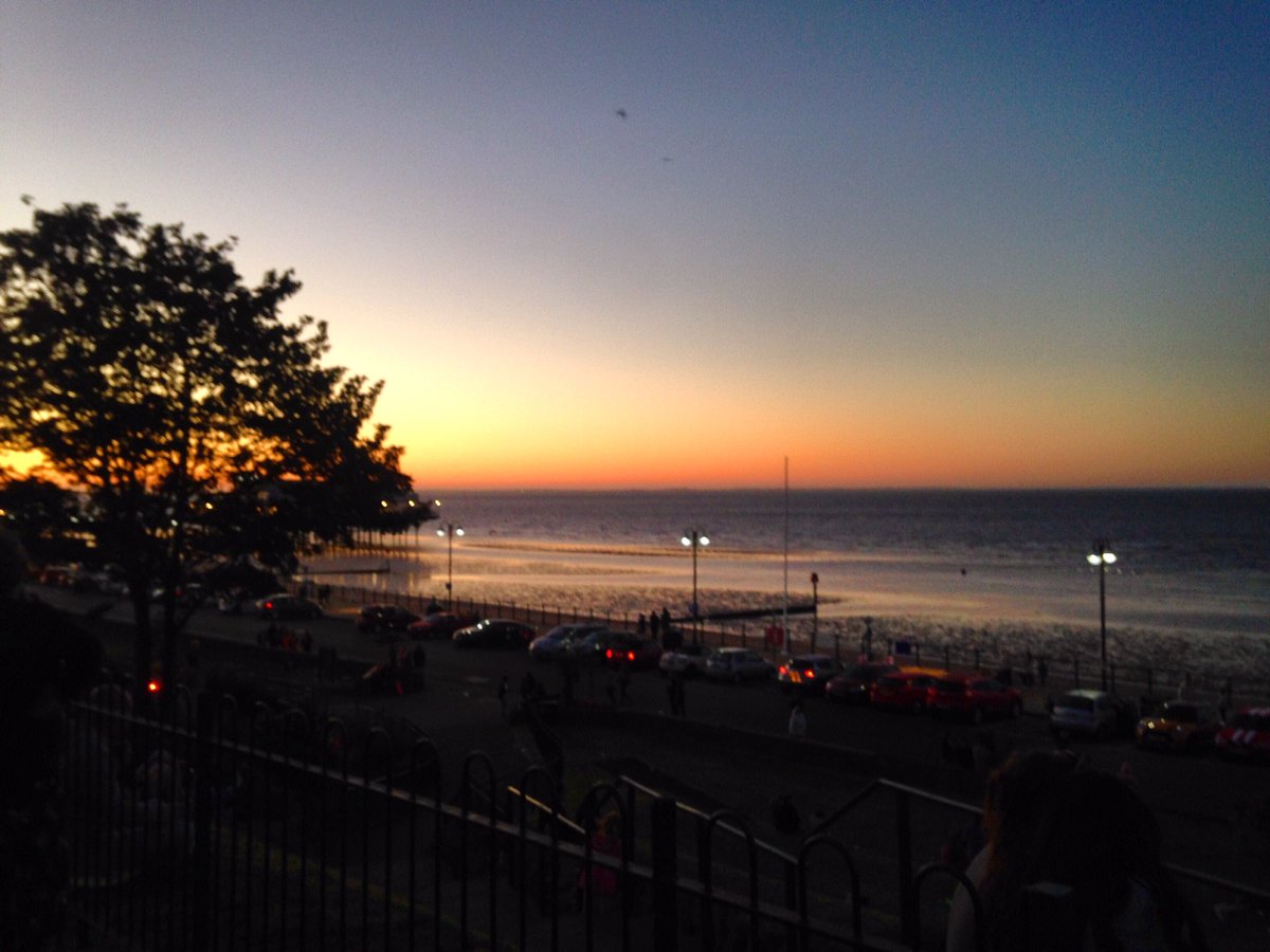 CSPhotoGB's tweet photo. Beautiful sunset over #cleethorpes last night. Taken around 10:30pm shortly before the fireworks for #ArmedForcesDay2018. Love the colours. Cleethorpes is awesome for #photography! @DiscoverNEL @NELCouncil @CleethorpesUK #lovelincolnshire #landscapephotography https://t.co/QYwPFE6WJl