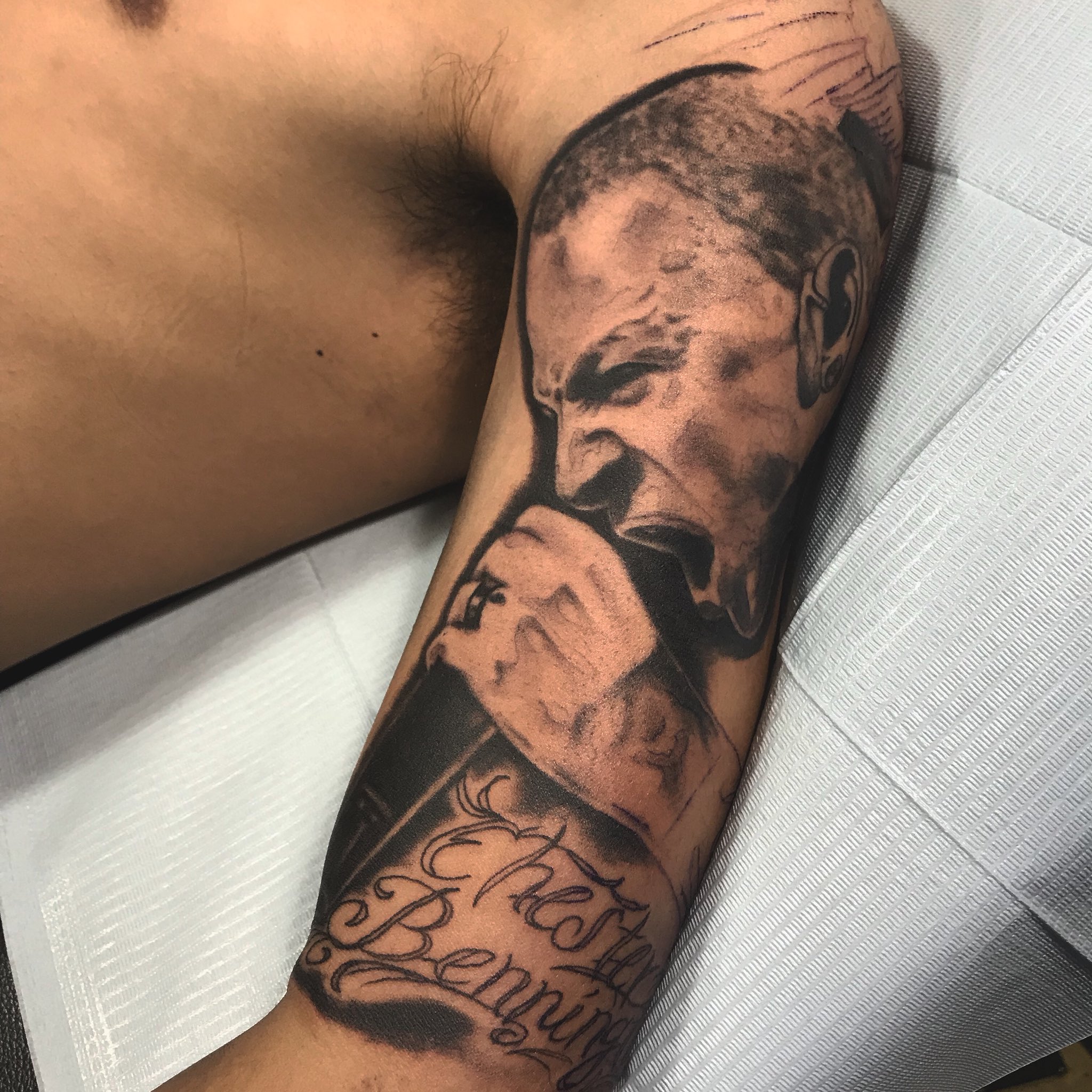 2face Tattoo Studio ご新規さんにlinkinparkのチェスターベニントンのポートレートを 次回完成予定です お疲れ様でした タトゥー タトゥースタジオ リンキンパーク チェスターベニントン 刺青 千葉タトゥー 千葉刺青 木更津タトゥー 木更津