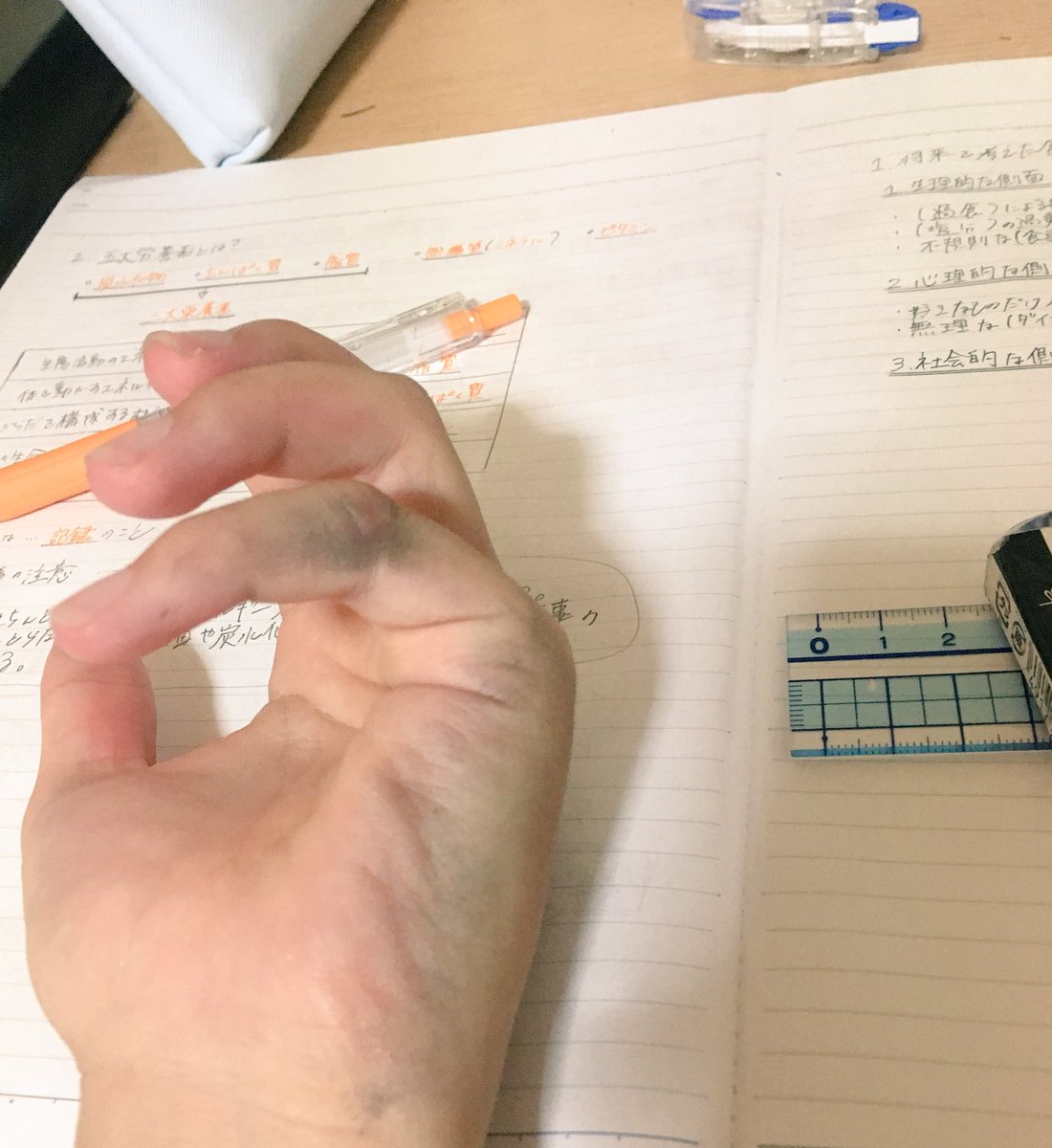 29Momosan's tweet photo. 左利きのさだめ https://t.co/7unQT1AFBk