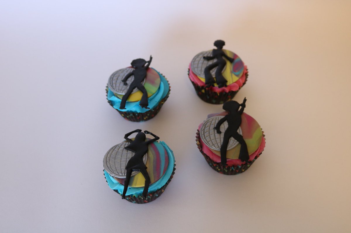 TheCakeShack1's tweet image. This was a fun design this week. Disco cake and cupcakes for a Disco Diva 👩‍🎤. The fondant and buttercream was coloured with @MagicColours_  and Tillys name painted with #lumigels for a fun neon glow.  Design Credit to creSacake and Lindie-Sugarart #Happybirthday #discofun
