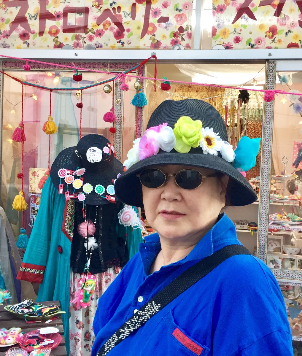 ストロベリー スーパーソニック 謎めいたマダムの オーダー で 帽子のお花飾り ゴムに造花と白いオーガンジーのお花を通したもので どの帽子にも着脱可能です これはマダムのアイデア 派手すぎるかなぁと思ってたら 今ひとつ地味 とのことで追加