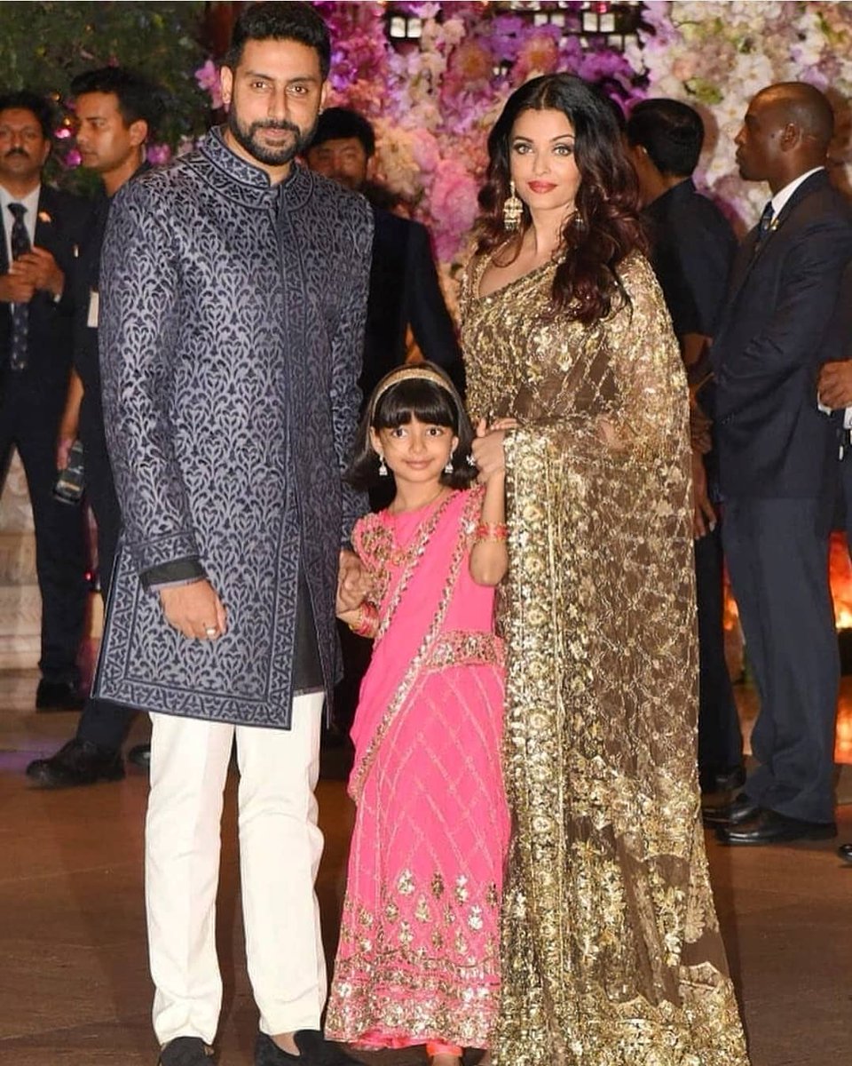 BachchanJrFC's tweet photo. The #Bachchan family looking absolutely spectacular at Akash Ambani and Shloka Mehta’s engagement bash!  😍💗

#TeamB https://t.co/k5BD8IyXpV