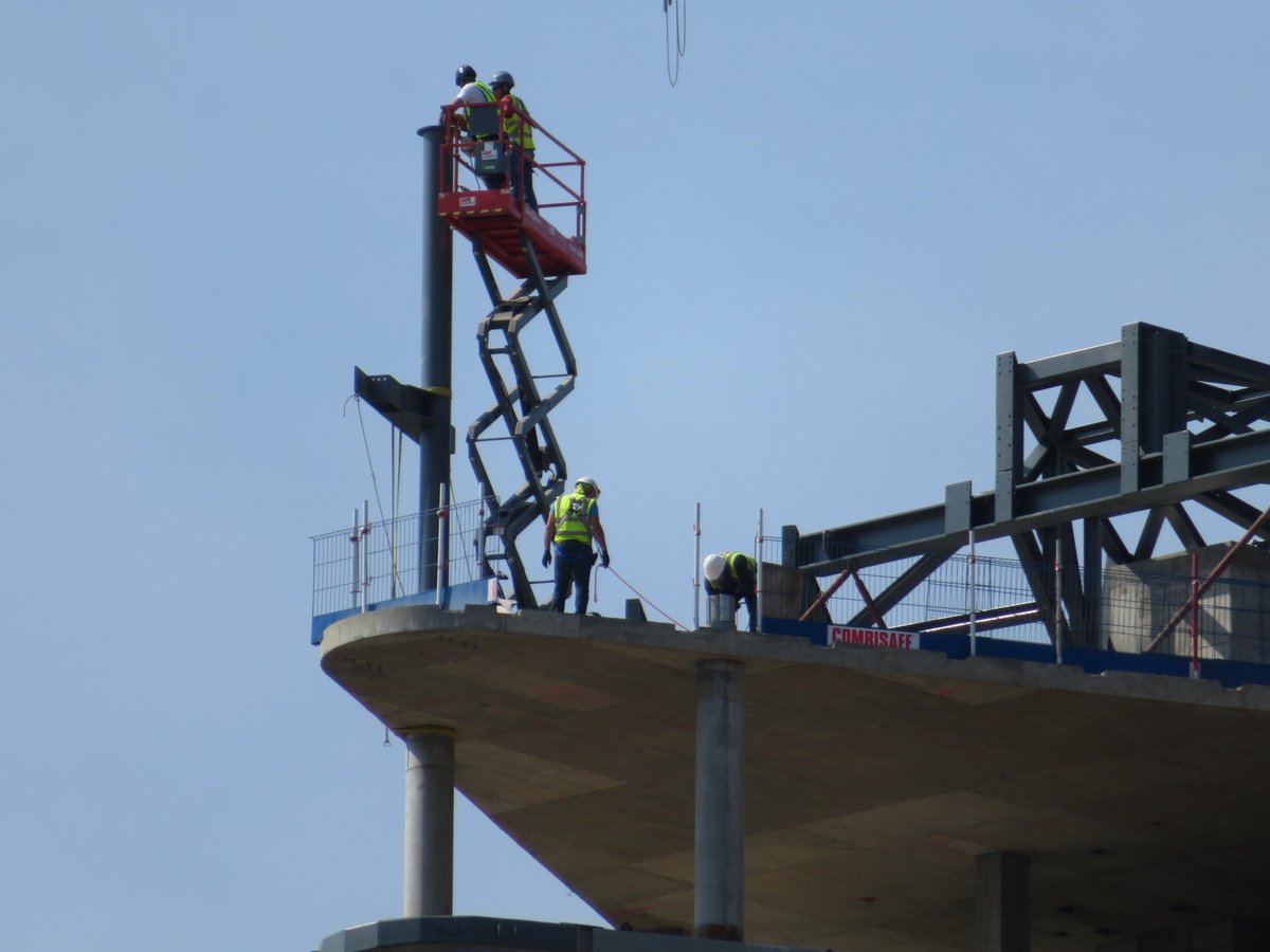 ErylHJ's tweet photo. #ardmoreconstruction,#chelseawaterfront - why are men with lump hammers hammering a 20-foot steel pole support column into place at the top of the Chelsea Waterfront tower at 9.30 on a Sunday morning? What happened to "no noisy work on a Sunday"? https://t.co/7VmLFyDteo