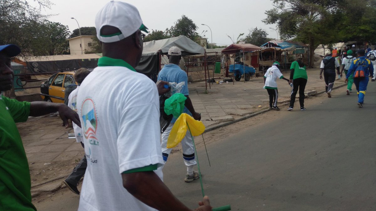 CoMOSSAfrica's tweet photo. La #RandonnéeEcologique organisée par la #VilleDeDakar est placée sous le thème de la journée mondiale de l'environnement #CombattreLaPollutionPlastique. Les randonneurs ramassent en même temps  les déchets plastiques. 
#PcetDakar #CoMOSSA https://t.co/Ahuzn9YMmN