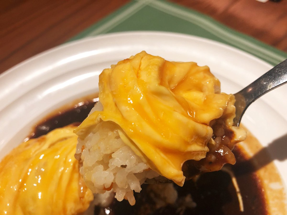 muni_gurume's tweet photo. 【OMS】
＠池袋

まるで黄色のドレスを身にまとったかのような美しいオムライスを食べられるお店。
一番人気のオムハヤシライスは濃厚なソースがお皿いっぱいに広がる逸品🎶
ソースの海に浸されたふわふわオムライスの食感がたまらない✨ https://t.co/M14uFm7Yey
