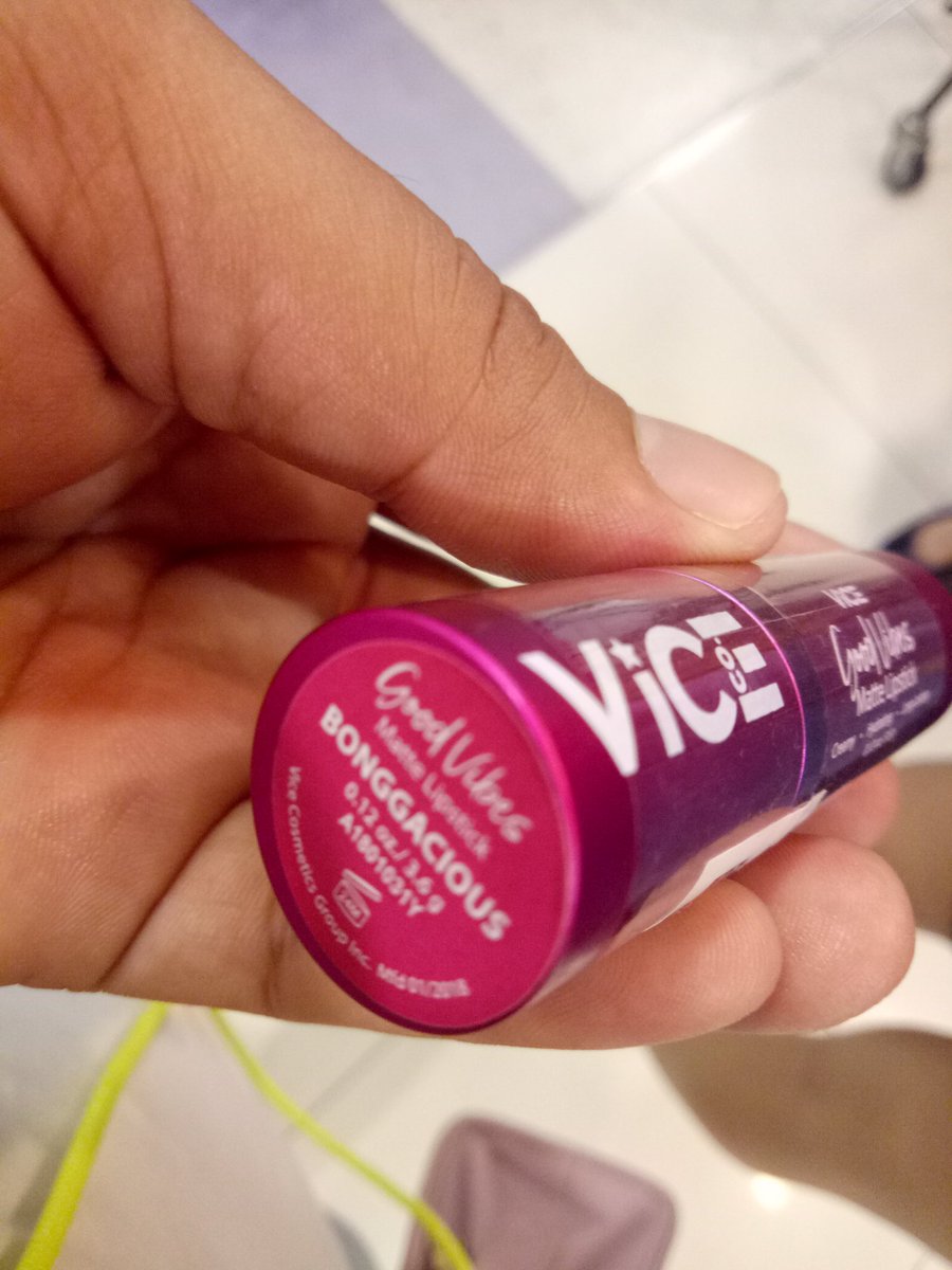 bhimarie's tweet photo. Got my First @vicecosmeticsph , love it ate @vicegandako
Nakapila palang ako sa bayaran, pero gustong gusto ko na syang gamitin haha .
Simula na to ng pangungulekta.
Payment done bago ko pa mapost. Haha
ππππ
#vicelipstick #gandaako #iponpako #vicecosmetics https://t.co/v1EHSttVYL