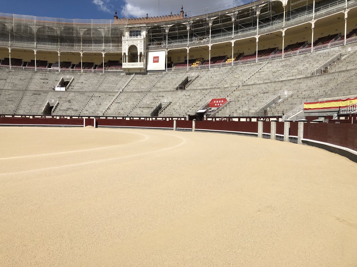 Hoy soñamos más despiertos que nunca! <a href="/LasVentas/">Plaza de Las Ventas</a> Novillos de María Cascón junto con Daniel Crespo y <a href="/FFloresc9/">Fernando Flores</a> ! #temporada2018