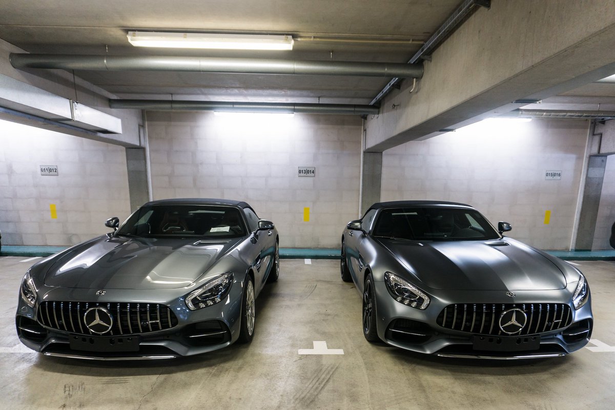 MercedesAMG's tweet photo. These two #MercedesAMG GT C Roadsters aren't quite identical twins, but very close! Do you prefer the metallic or matte finish? 

📷: Mercedes-Benz Kundencenter

[Csn: 11.4 l/100km | CO2: 259 g/km] https://t.co/SE0rXislWp