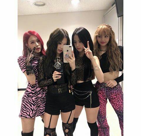 KrisdaKezia's tweet photo. Instagram Post by @ygofficialblink || Blink Love You 😘😘😘🤗🤗🤗
#BLACKPINK 
#BLACKPINK_SQUAREUP 
#DDUDUDDUDU6thWin 
#jenlisa 
#BLACKPINKINYOURAREA 
#INSTAGRAM
#DDU_DU_DDU_DU 
#BLINK
#BLACKPINK 
#FOREVERYOUNG
#UPDATE #LISA #LALISA
#MANOBAN #DDUDUDDUDU
#YG https://t.co/SMJ9IZ11EE