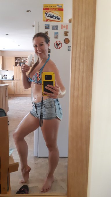 Oiled up ready for a morning of sun bathing .... Can anyone do my back please? https://t.co/lXQQ0WrX<a href="/tag/cookingwithlove"class="tags"><span>#cookingwithlove</span></a>