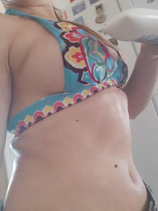Oiled up ready for a morning of sun bathing .... Can anyone do my back please? https://t.co/lXQQ0WrX<a href="/tag/cookingwithlove"class="tags"><span>#cookingwithlove</span></a>