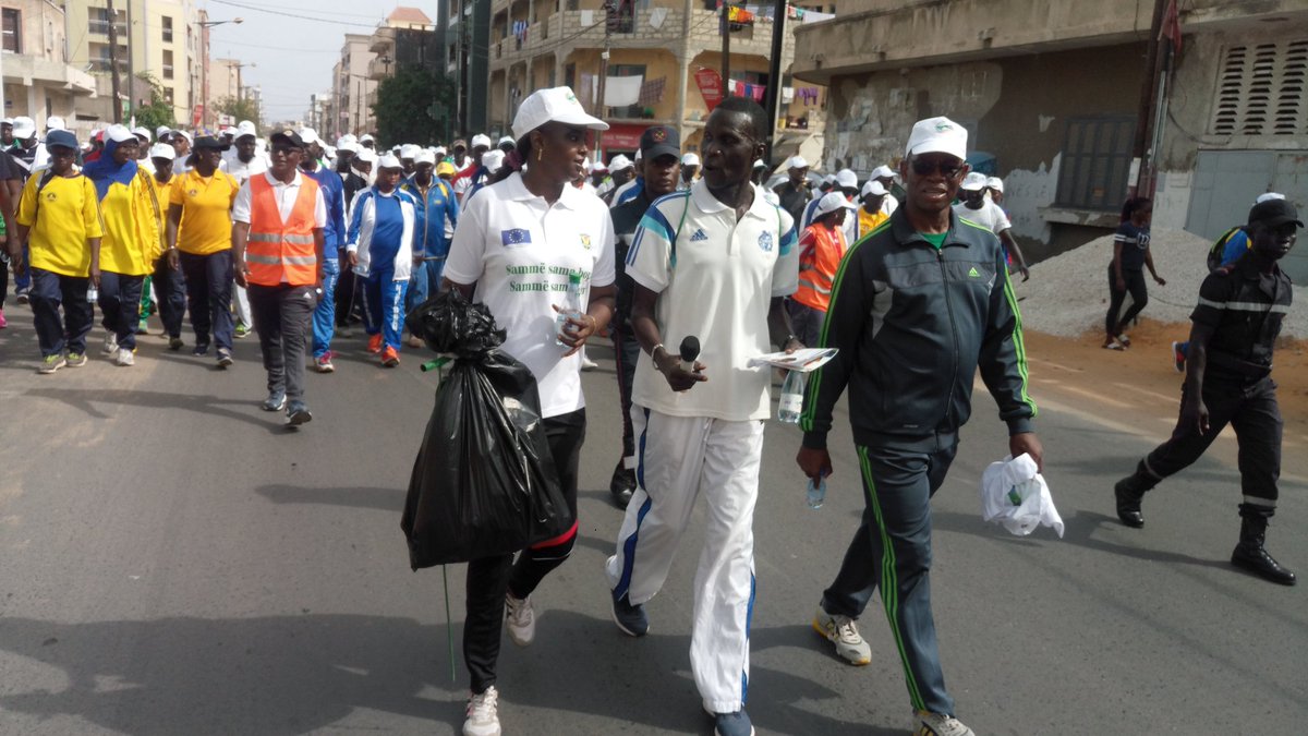 CoMOSSAfrica's tweet photo. L'innovation de cette #RandonnéeEcologique est le ramassage des déchets plastiques. 
#CoMOSSA #PcetDakar #VilleDeDakar https://t.co/vz9ieAlbo6