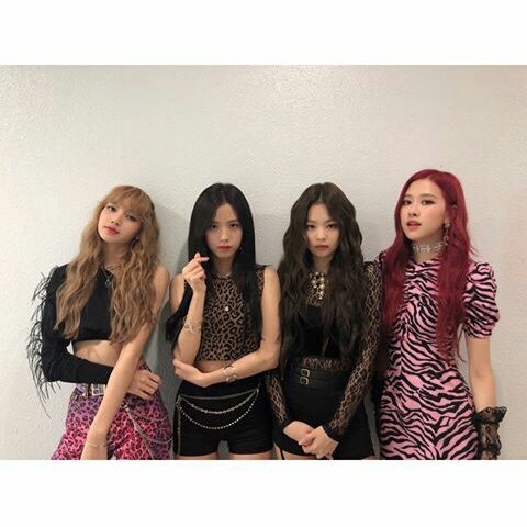 KrisdaKezia's tweet photo. Instagram Post by @ygofficialblink || Blink Love You 😘😘😘🤗🤗🤗
#BLACKPINK 
#BLACKPINK_SQUAREUP 
#DDUDUDDUDU6thWin 
#jenlisa 
#BLACKPINKINYOURAREA 
#INSTAGRAM
#DDU_DU_DDU_DU 
#BLINK
#BLACKPINK 
#FOREVERYOUNG
#UPDATE #LISA #LALISA
#MANOBAN #DDUDUDDUDU
#YG https://t.co/SMJ9IZ11EE