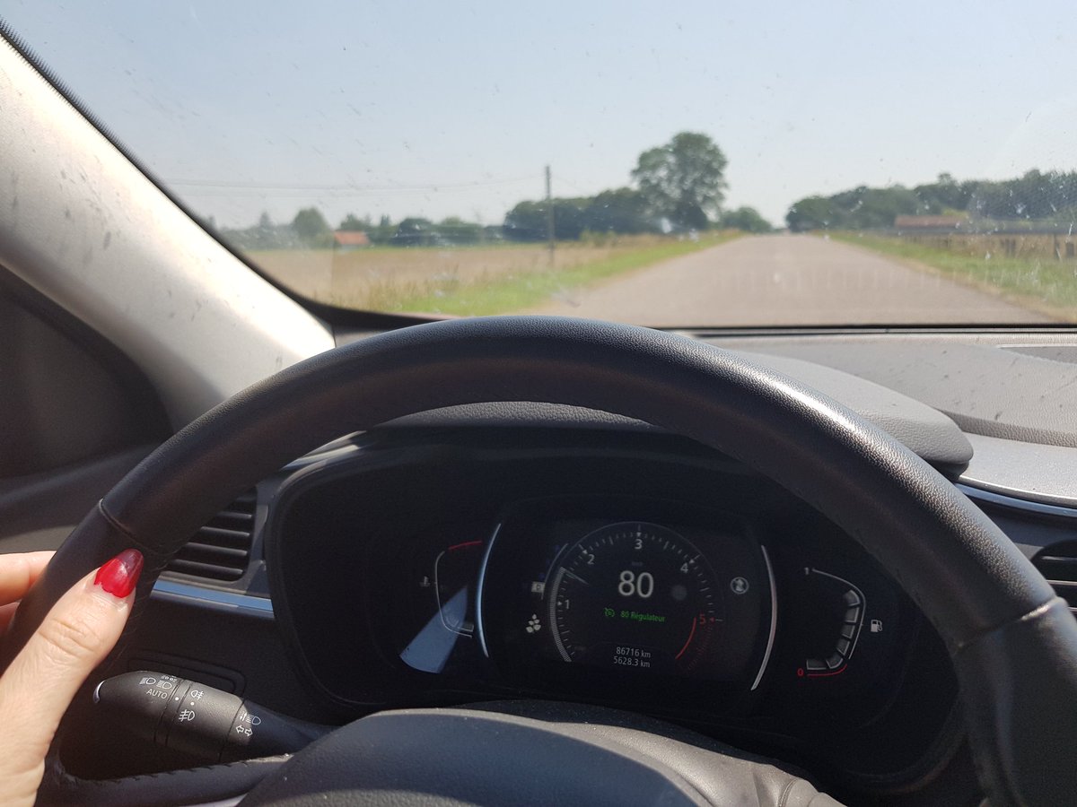 charlottevolant's tweet photo. Chéri, je vais peut-être être en retard pour le déjeuner chez ta mère #80kmh https://t.co/Z00pzfQFSu