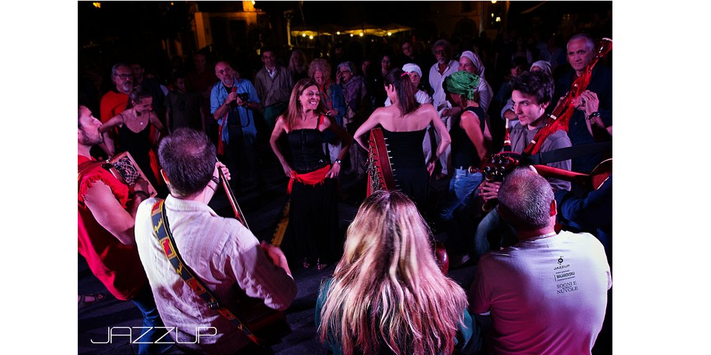 #Organicanto arriverà ➡️ STASERA ⬅️ a #PiazzaDellaMorte con un repertorio di musica #popolare, tutta da ballare! 💃
🕤 Appuntamento alle 21:30 🕤
#JazzUp2018 #soundyourself