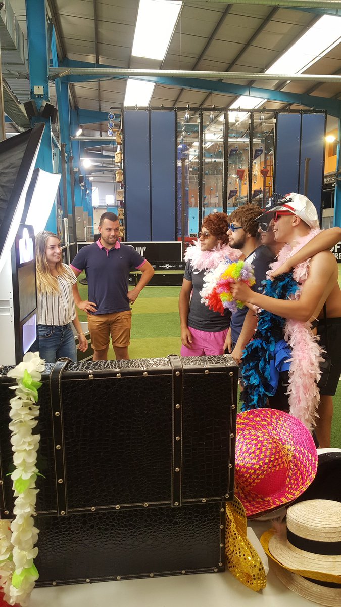 UfolepAURA's tweet photo. L'atelier photomaton est en place avec @Ohtrement, tout le monde joue le jeu ! #ufostreet @UfolepAURA @UFOLEP @mouv https://t.co/SQC5ULkLsO