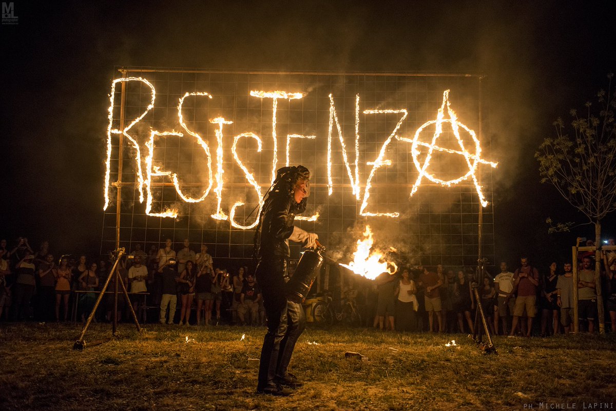 MicheleLapini's tweet photo. Fuori da #XM24, ieri la #festa di #quartiere in #Bolognina a #Bologna. #Mutoid #centrisociali #resistenza #resistance #fuoco #xm #spazisociali #squat #photojournalism #fotogiornalismo #performance #fire #resist #italy https://t.co/AaxQtHeTtJ