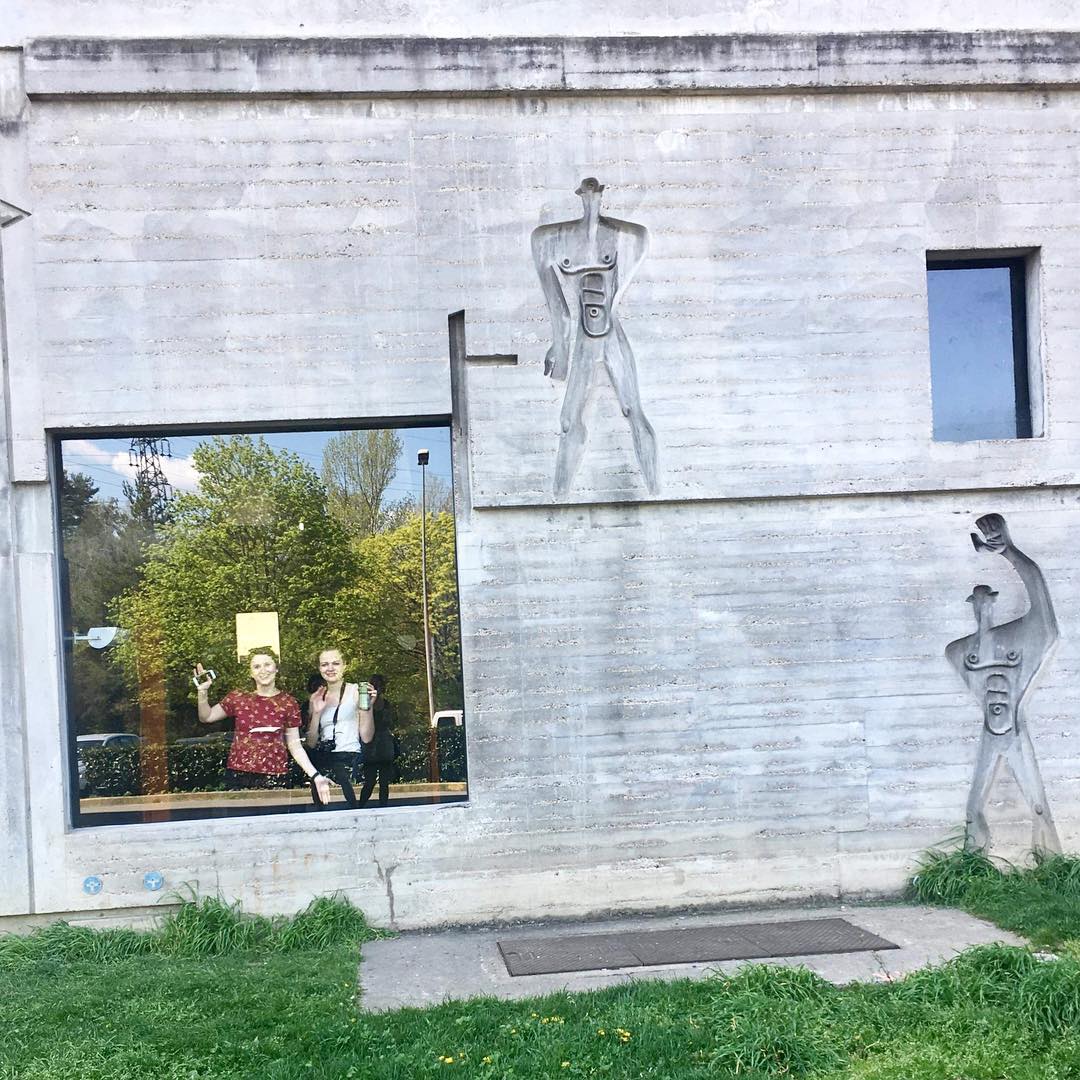 Děkuji ! Merci pour cette chouette photo 📷 de klaara.pe sur Instagram ! On aime bien quand nos visiteurs se mettent en scène  avec le Modulor sur notre site 😊
Nous sommes ici au pied du hall de l'Unité d'Habitation 😍 !
#UH #LeCorbusier instagram.com/p/BiefSc9FzPx/