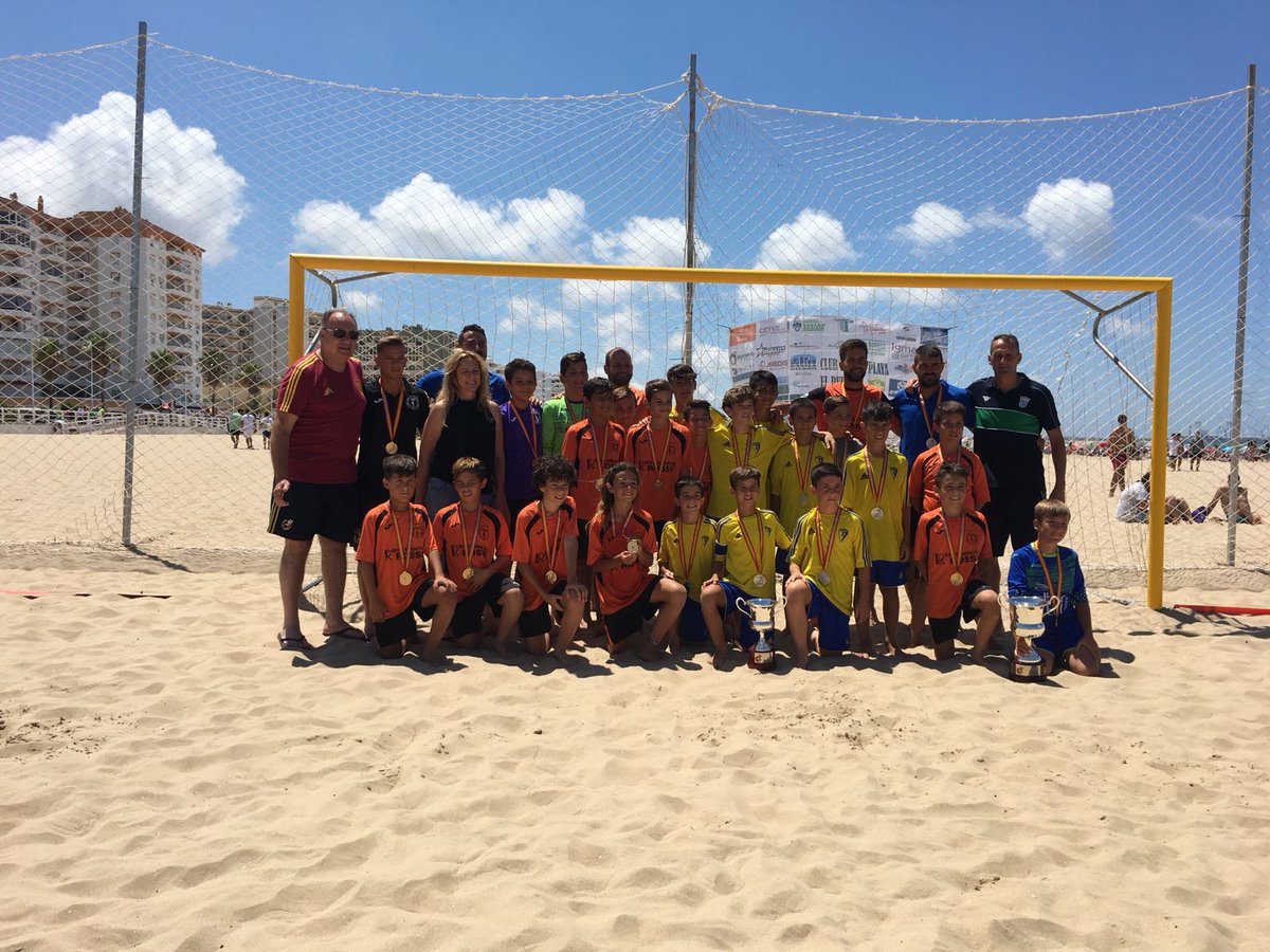 📌Jornada final de hoy en el #Nacionalplaya y #AndaluzFemPlaya:
✅3º/4º pto.: Santa María 2-1 Melilla FP
✅Rec. Huelva FP 8-4 El Puerto FP
✅Marbella FP 1-3 Barbate FP
✅Final Ale: Cádiz CF Sotelo 3-5 Mentidero
✅Cádiz CF Sotelo 6-4 Mentidero
👇🏽Pronto, crónica final.