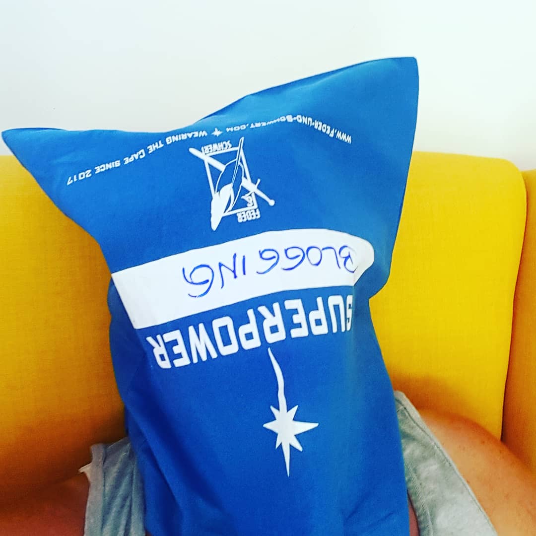 VerenaLeseplatz's tweet photo. #MySuperpowerIs ...Selfies machen auf jeden Fall schonmal nicht @RefiningReality 😂! Aber ich liebe die Tasche! #comicongermany https://t.co/tADFmVWQPz