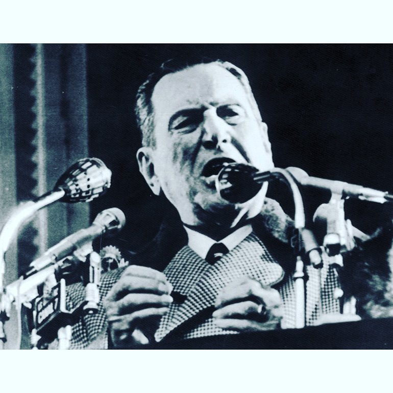 ListaVerdeFund's tweet photo. "La economía nunca es libre: o la controla el Estado en beneficio del Pueblo, o la controlan las grandes corporaciones en perjuício de este". Juan Domingo Perón.
A 44 años de su desaparición fisíca, hoy mas que nunca sus palabras están vigentes. https://t.co/L7w9IEco49