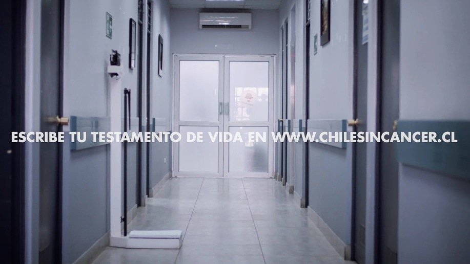 Chilesincancer's tweet photo. El cáncer es un tema de todos. El 70% de los chilenos tenemos un papá, un hermano o un hijo con cáncer. Te invitamos a dejar tu testimonio en https://t.co/Mdt0Iav88P y a conocer los #testamentosdevida de quienes están luchando contra esta enfermedad. Súmate por un #chilesincancer https://t.co/Tbz70nkcYi
