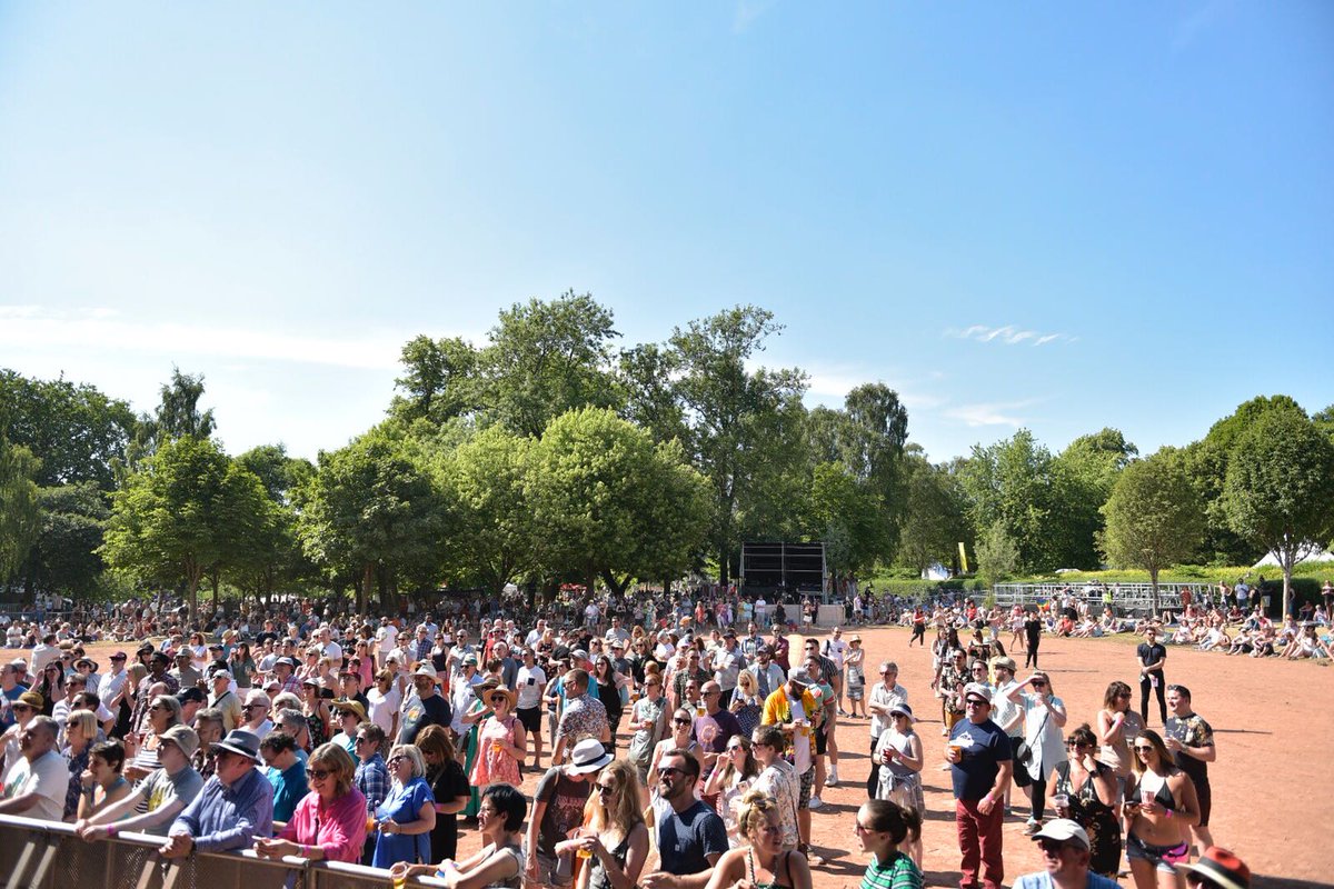 .<a href="/lauramvula/">LAURA MVULA</a> rocking out in the sun with #fiestaxfold crowd ☀️🙌