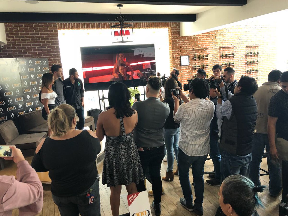 GTespectaculos's tweet photo. Durante una concurrida conferencia de Prensa a la cual  convoco #ONSTAGE el cantautor guatemalteco MALVA  @oficialmalva   presento el videoclip de  su nuevo sencillo en donde la protagonista es Gaby Asturias @Gaby_Asturias https://t.co/PVNxFGiu9s