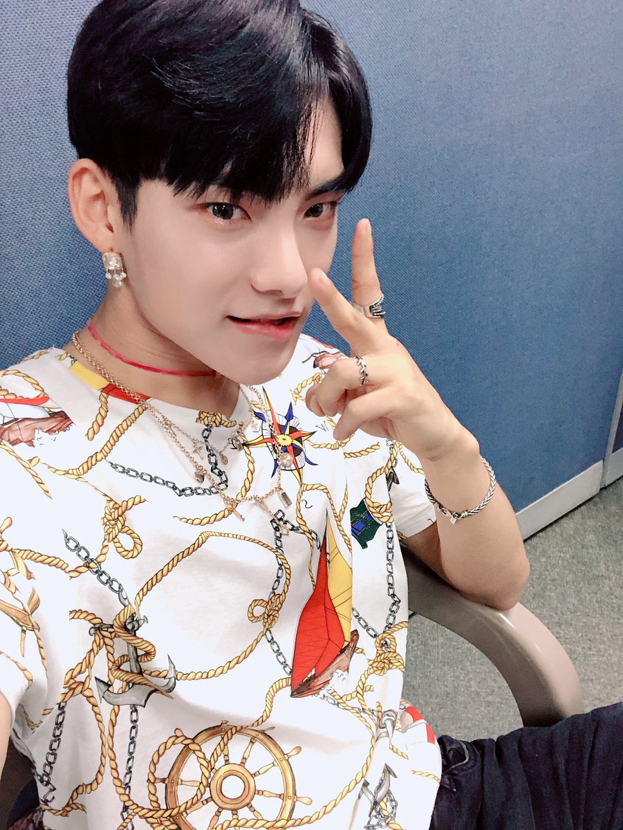 official_ACE7's tweet photo. [#JUN_Diary] 우리 막내 찬 이가 3년 새에 참 많이 성장했구나 다시 한번 느꼈다😘 컴백에 팬콘에 얼마나 몸이 부서져라 연습했을지 공연 내내 흐뭇했고☺️ 그 와중에 옆을 보니 나머지 셋도 ☺️ 이런 얼굴을 하고 있는데 얼마나 웃기던지 오늘도 사랑한다 에이스. 
#TAKE_ME_HIGHER #ACE #에이스 https://t.co/AXqvYqfLmG