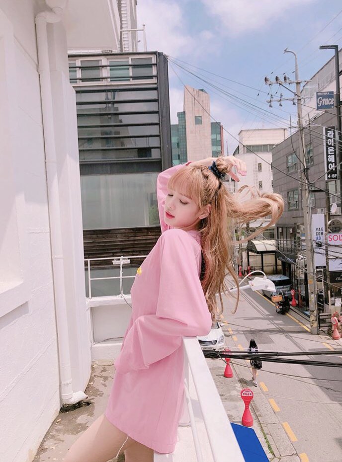 lalisa27forever's tweet photo. ถ่ายกับหน้าระเบียงยังไงให้ดูแพงได้ขนาดนี้คะ ยอมแล้วววววววㅠㅠㅠㅠㅠㅠㅠㅠㅠㅠㅠㅠㅠ https://t.co/VD0yEGTMMt