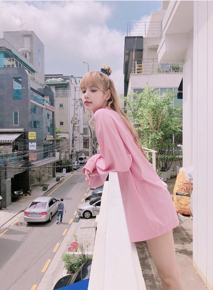lalisa27forever's tweet photo. ถ่ายกับหน้าระเบียงยังไงให้ดูแพงได้ขนาดนี้คะ ยอมแล้วววววววㅠㅠㅠㅠㅠㅠㅠㅠㅠㅠㅠㅠㅠ https://t.co/VD0yEGTMMt