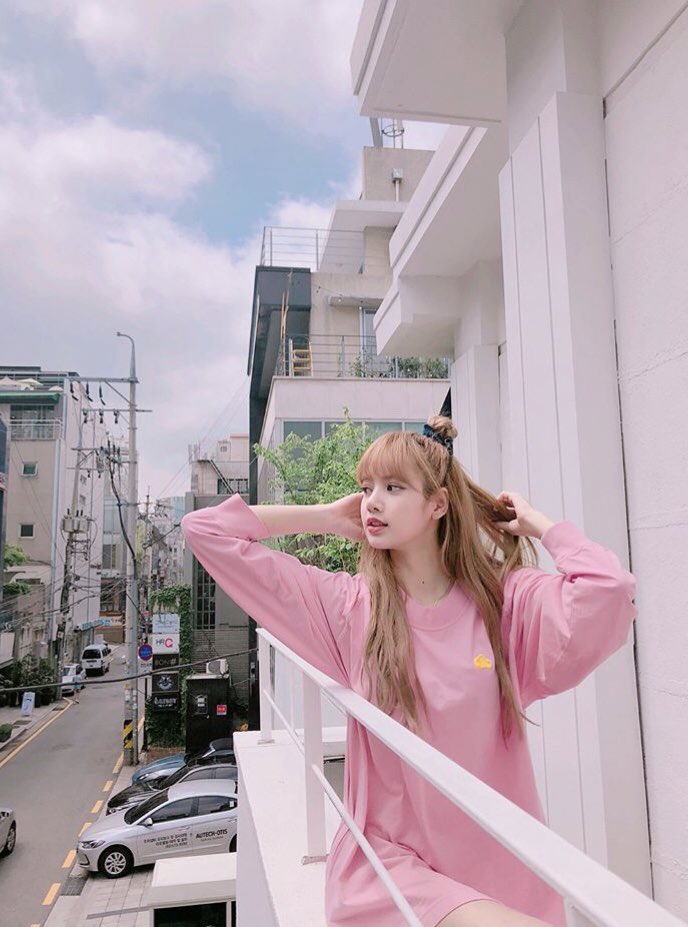 lalisa27forever's tweet photo. ถ่ายกับหน้าระเบียงยังไงให้ดูแพงได้ขนาดนี้คะ ยอมแล้วววววววㅠㅠㅠㅠㅠㅠㅠㅠㅠㅠㅠㅠㅠ https://t.co/VD0yEGTMMt
