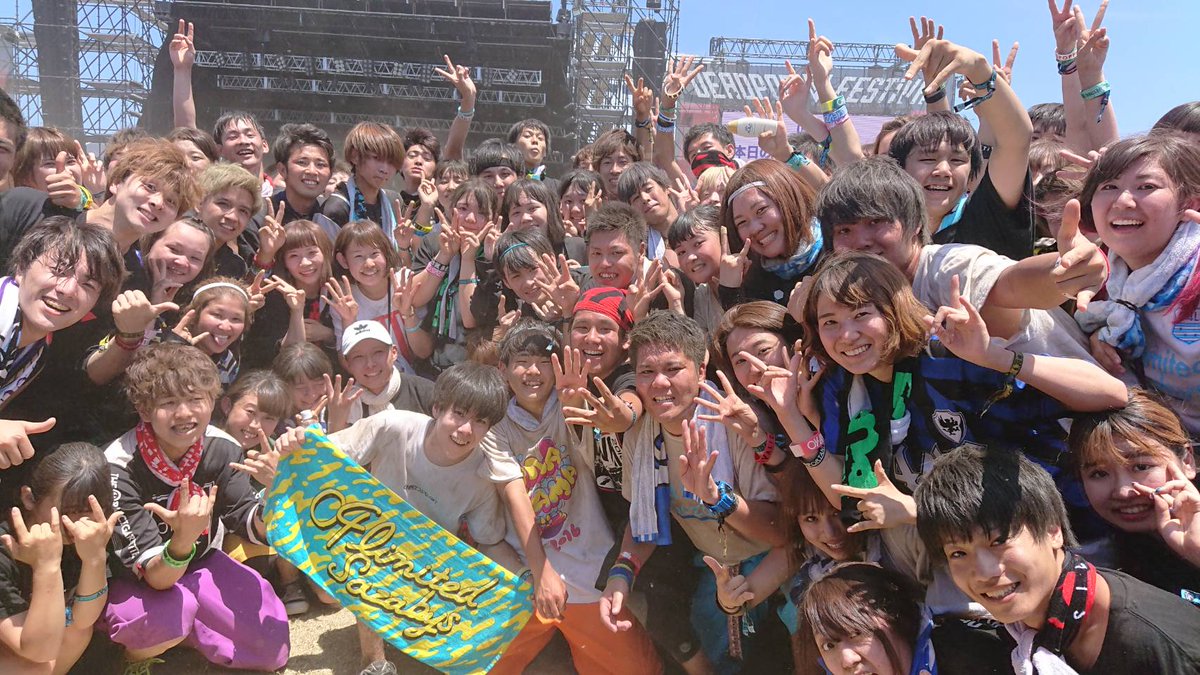 kanegoon21's tweet photo. DEAD POP FESTiVAL 2018 2日目
04 Limited Sazabysは砂ぼこりがとんでもなくて、そこらじゅうでサークル出来ててえらいこっちゃ…ただ楽しかった。みんなありがとう！！
#DPF #DEADPOPFESTiVAL #フォーリミ #04limitedsazabys #手羽先 #味噌カツ #手羽先味噌カツ #PA前の伝説 https://t.co/XSDMx7Kdii