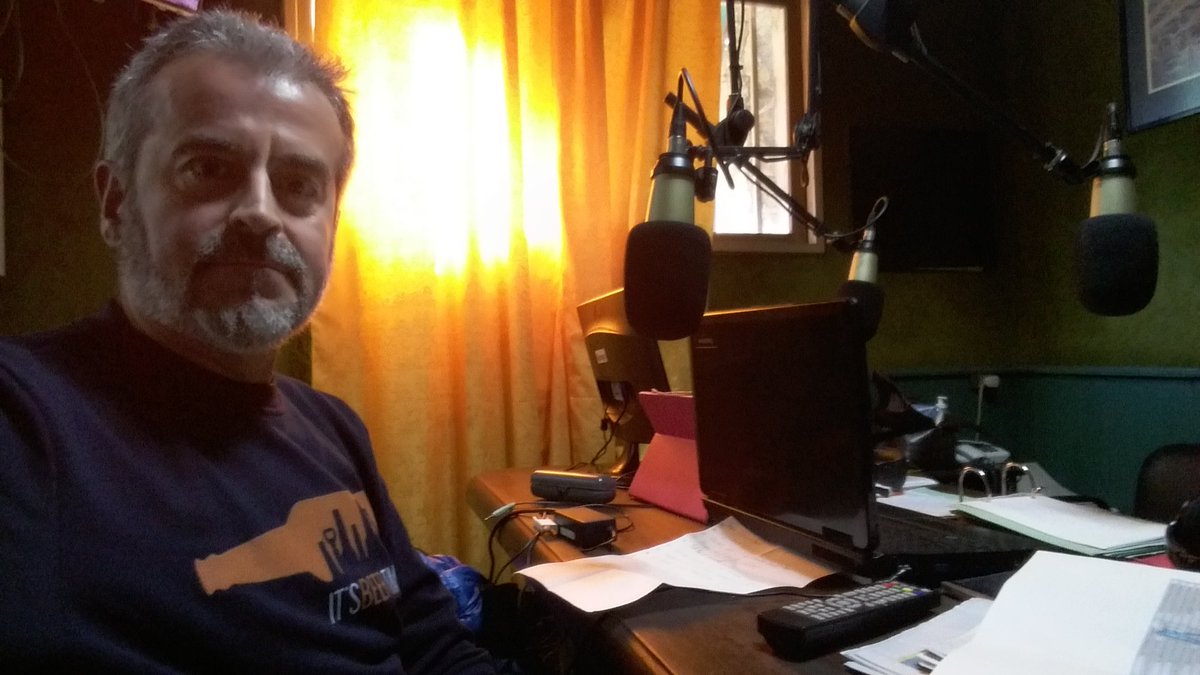 fabihutin's tweet photo. Con la calidéz que genera la FM y el sol invernal filtrandose por la ventana. No serà Aspen102 , pero cuanto de la misma paz me provoca... https://t.co/FDtiltRHUR