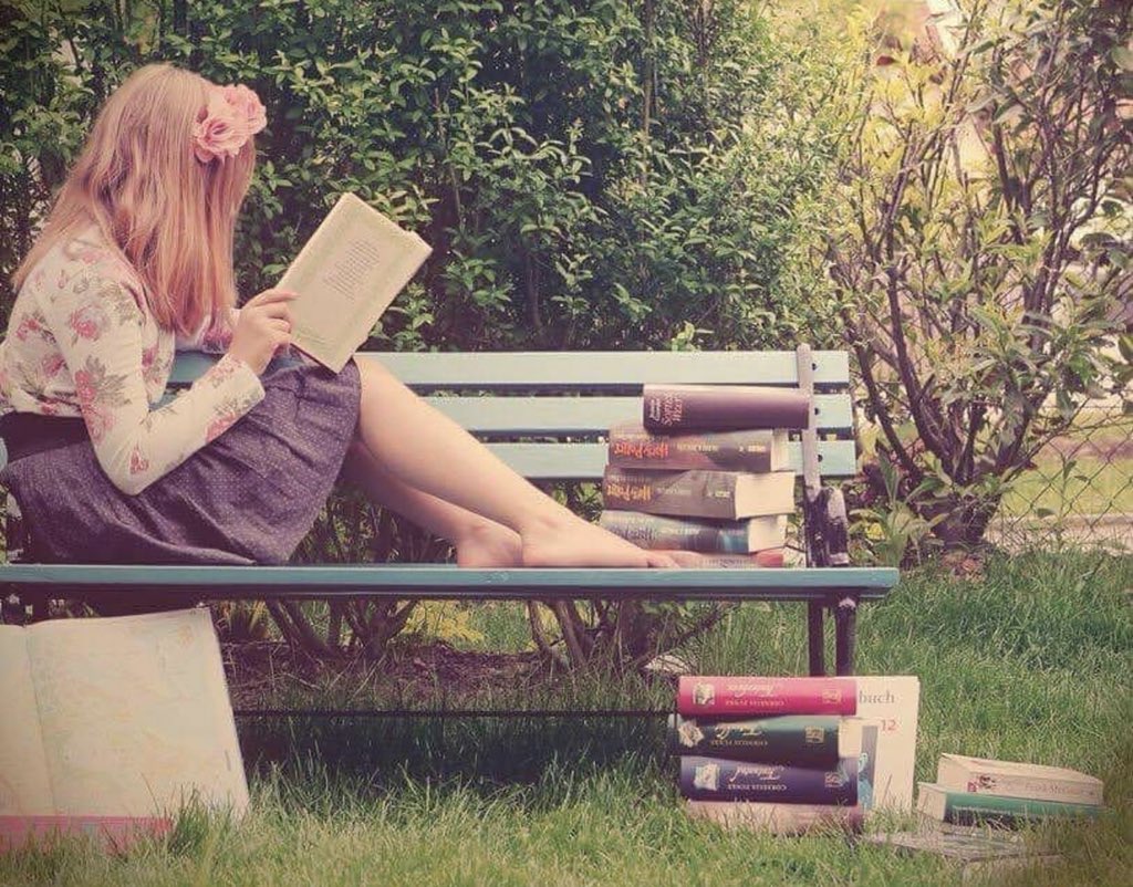 С книжкой на скамейке