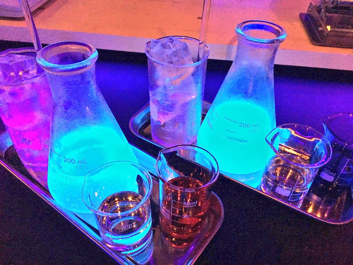 pjlj's tweet image. ずっと行きたかった愛知県の理系バーに行ったら、東京方面から来た人は初めてだったみたいでオーナーさんがとても喜んでくれた！実験もたくさん見せてくれてエッペンドルフのお土産もくれて凄い嬉しかった( ˘ω˘ )