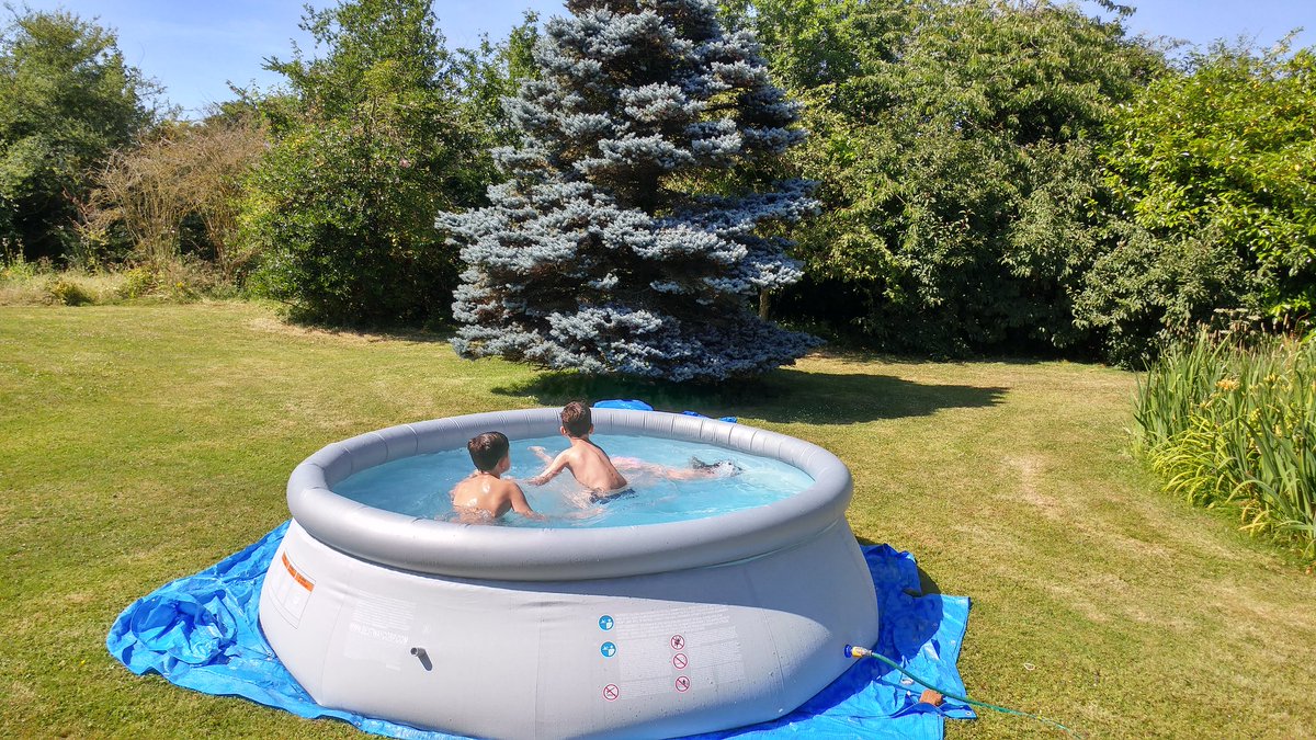 laus_1000's tweet image. Pools up and out! 
The kids are having fun in the sun.. #PaddlingPool #fun