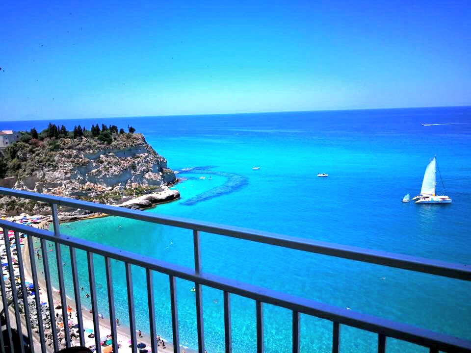 Respirando la felicità, #live da #Tropea. #BuonaDomenica a tutti! 
📸 <a href="/ProntoEstate/">Pronto Estate - Calabria</a> #Calabria #Travel