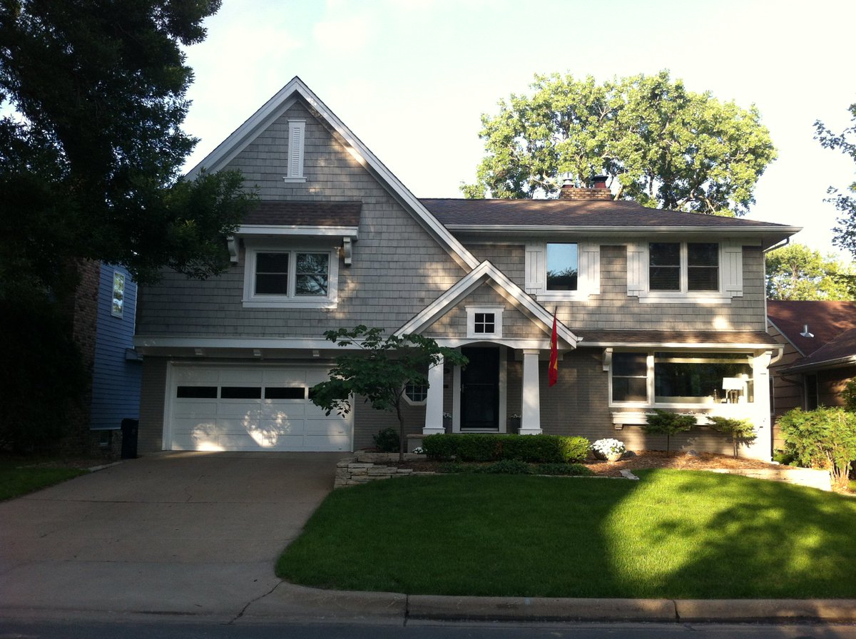 USCTwinCities's tweet photo. #SCendoff day is here! This is the front of the Halls' house in Edina. Rain or shine (hopefully shine), we'll begin the party at 2. Hope to see you there! @USCAlumni #FightOn https://t.co/yHNVsEAQB2