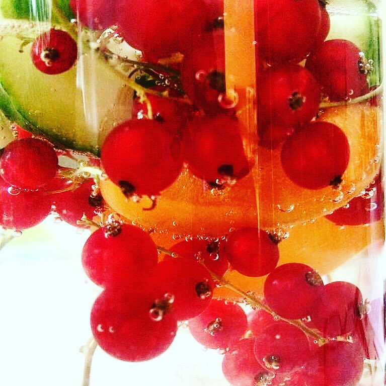 essigart's tweet photo. Pimp your water!
#vitaminwasser #johannisbeeren #gurke #aprikose #wasser #genugtrinken #karaffe #vitamine #gesund #gesundessen #healthyfood #cleaneating #veggie #vegetarisch #vegan #veganfood #essigart #berlin #brandenburg #havelland https://t.co/rUh8Drm2Af