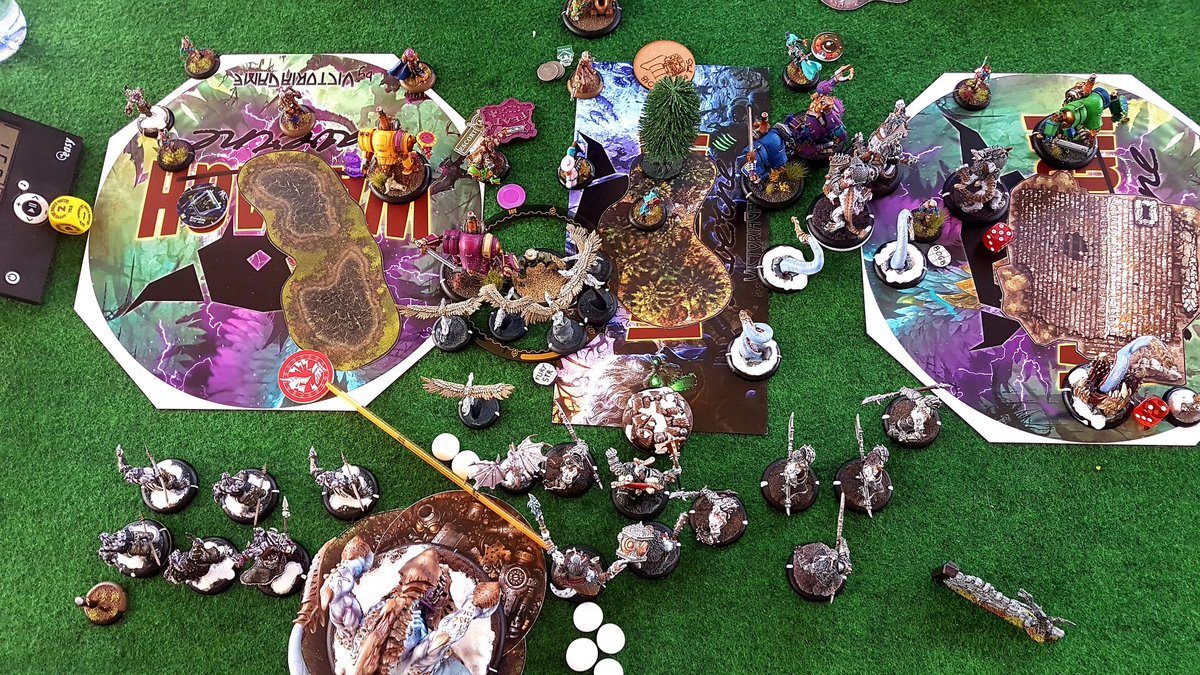 Round 4 this morning. Anamag vs Magnus2. I loose hard every turn. The match is at 2-2 and we are the deciding game. My opponent is at 3-0 but loose on clock finaly. That souldnt happened but ... here we go to finals !