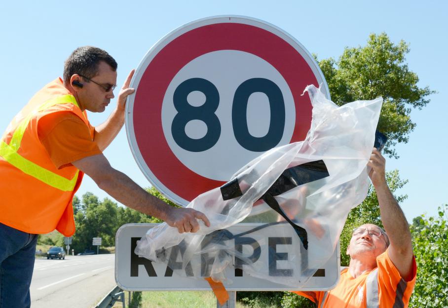 Christo324085's tweet image. Aujourd'hui la #vitesse diminue sur les routes de France 8⃣8⃣8⃣8⃣ #80km_h
Nous serons à la même vitesse que les #poids_lourds
mais savez-vous que sur les routes à caractère non prioritaire les #semi_remorque roulent à #60km_h
#absurdité #route #gaaazzz
#sécurité #dérision