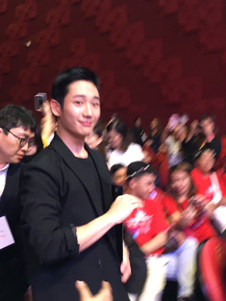 yolly_rivera's tweet photo. Jung Hae In #SarangHaeInManila Something in the Rain actor https://t.co/ejVG34d621