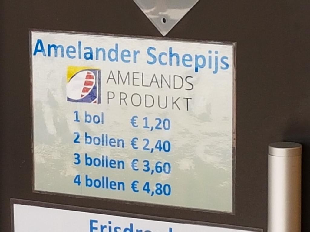 jurroemers's tweet photo. Heerlijk ijssalons waar de koekjes gratis zijn https://t.co/KPDS5WBFAb