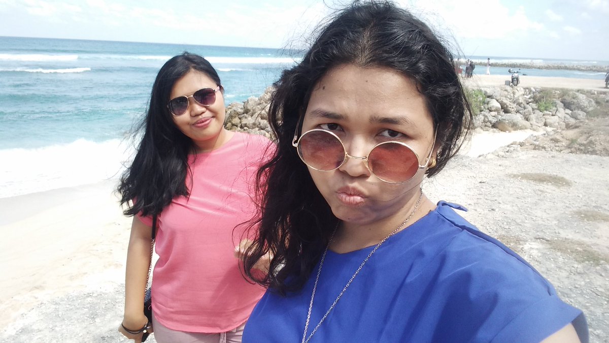 ocyxz's tweet photo. Pada akhirnya semua rencana kita gagal dan berakhir di sini ya kawan...
#beachday #bestie https://t.co/NLdnhI3mwb