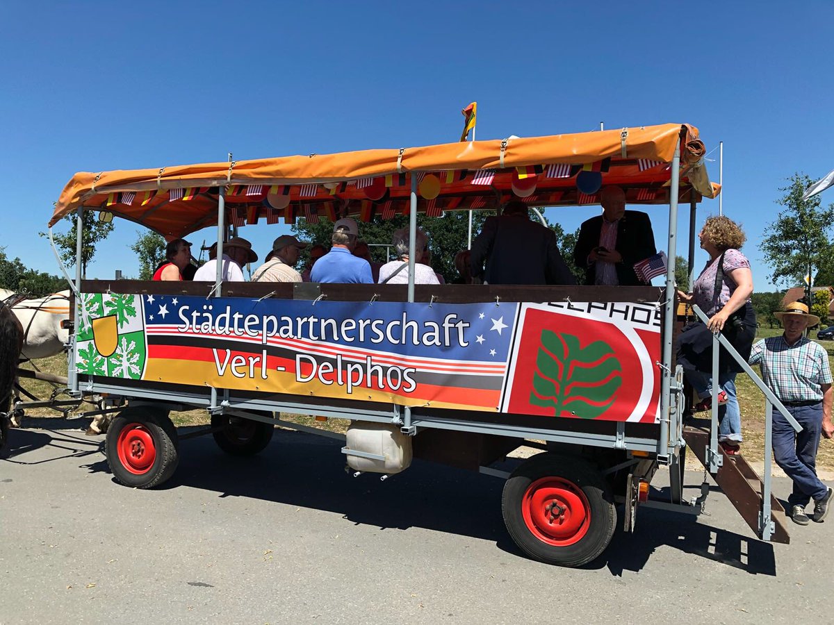 Michael_Verl's tweet photo. Gleich im Schützenumzug dabei: Unsere Freundinnen und Freunde aus Delphos/Ohio! https://t.co/6lXB1hT3e3