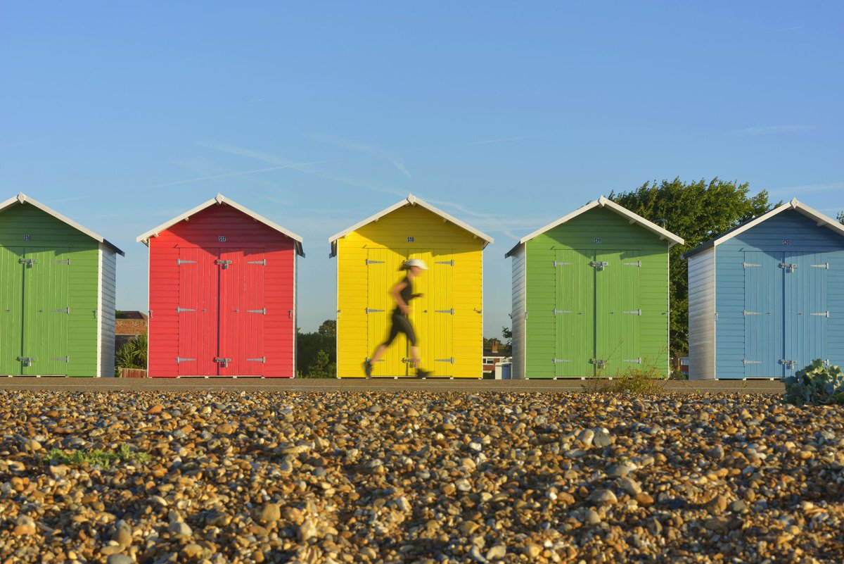 VisitEastbourne's tweet photo. Whether it's for a quick jog, a leisurely stroll or just to sit and relax, with over 3 miles of beach, there's plenty of space for everyone to enjoy https://t.co/ItZz6zTAlM #Eastbourne #SundaySunshine #SundayFunday https://t.co/eAZ6ZYgqh2