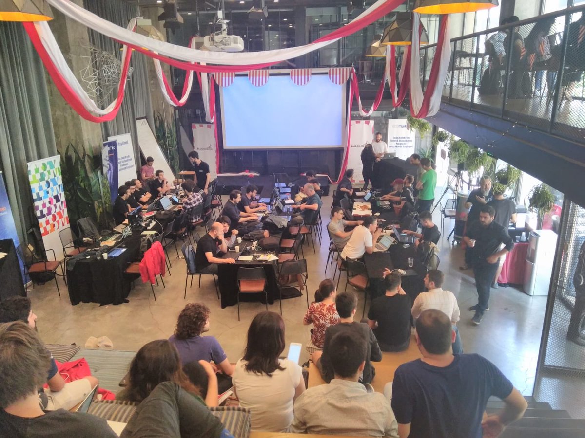 hackquarters's tweet photo. Türkiye’nin ilk #Blockchain eğitim hackathonu olan #Blockcircus'da katılımcıların jüriye yapacakları sunumlarını dinlemek için Kolektif House'dayız! @block_circus https://t.co/9CrPgR1EnO