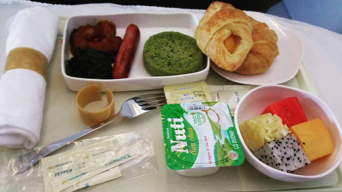 ntvblog's tweet photo. Vietnam Airlines's food #food #foodie #foodporn #airplanefoodporn #airplanefood #vietnamairlines #catering #aircatering #vietnamesefood #foodonplanes #airlinesfood #vietnam #l4l #f4f #followback https://t.co/8eaYSE1RUS